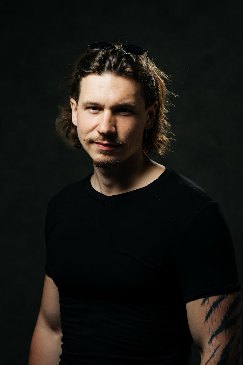 Дмитрий — Стилист по прическам